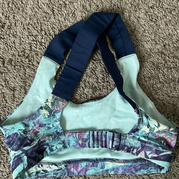 Lululemon sports bra - Picture 2 of 3
